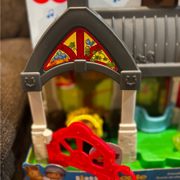 Fisher-Price Little People Farmhouse with Red Door and Green Tractor - Picture 5 of 9